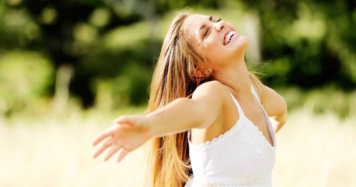 ​8 unique traits of people who still believe in love (despite being hurt in the past)