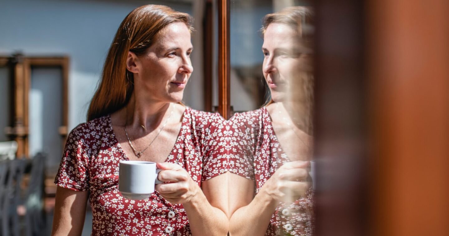 Middle-aged people who try too hard to look young typically display these 7 behaviors (without realizing it)