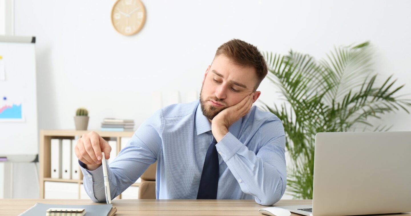 9 traits of men who can never hold down a job or relationship, according to psychology