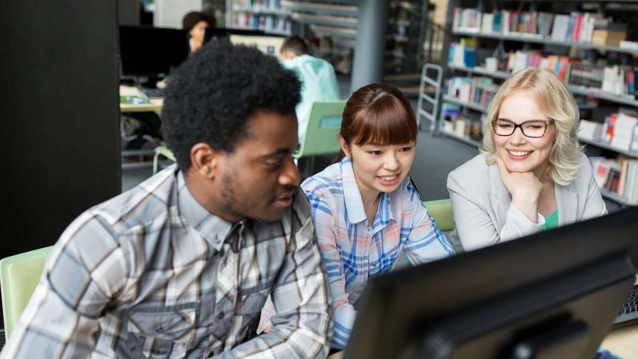 ​Intern Job Description: Templates for Hiring at Your Business