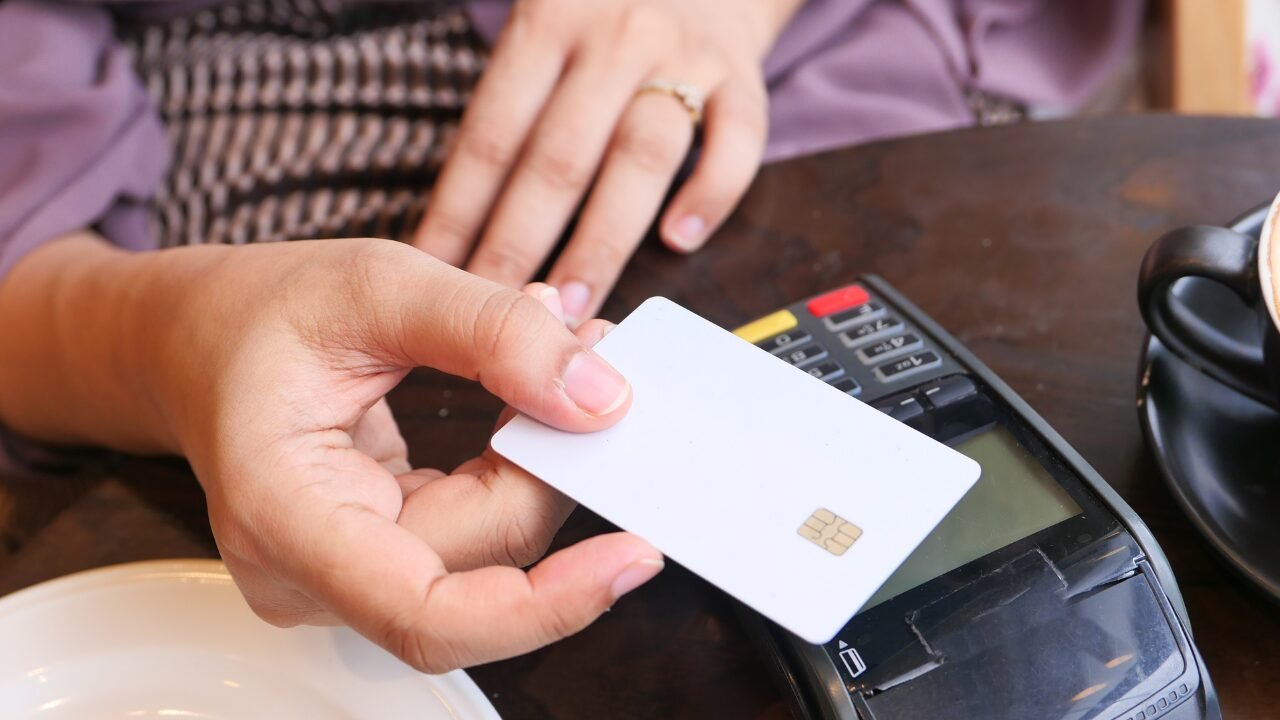 ​Charge Card Vs Credit Card: How to Make the Right Choice