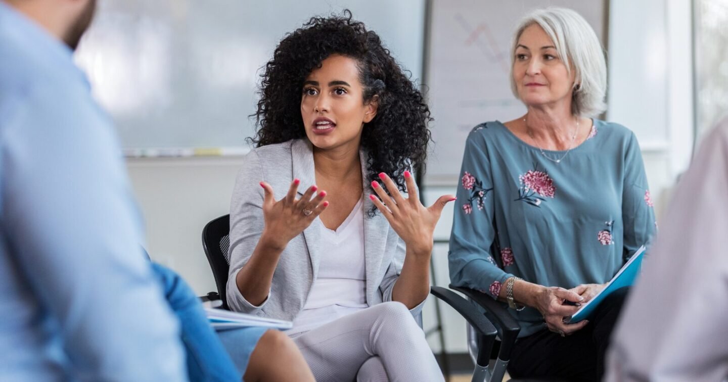 People who have a hidden agenda usually display these 8 deceptive traits (according to psychologists)